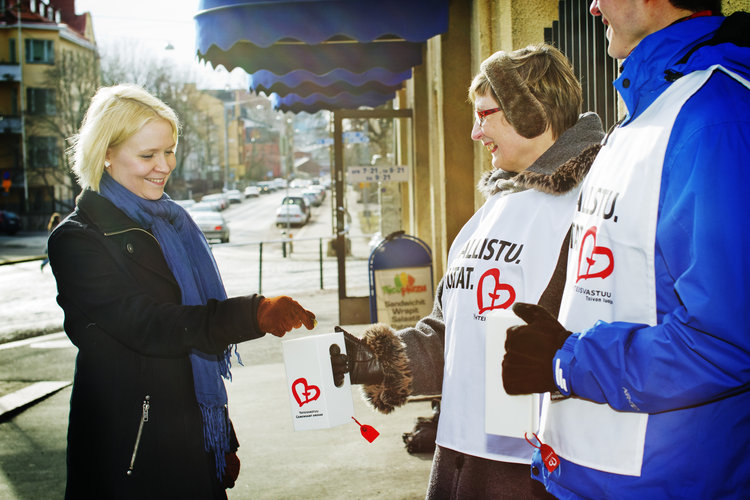 Yhteisvastuu-lipaskeräys kadulla.