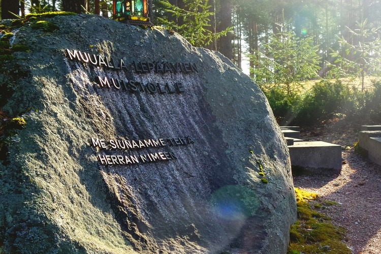 Muualla lepäävien muistolle