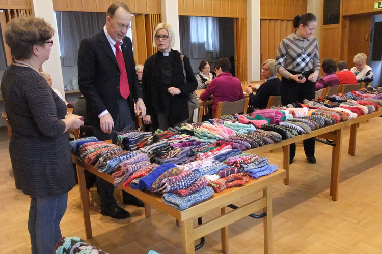 Näpsäkkäät näpit kutomassa.