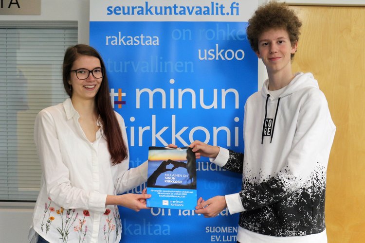 Pinja ja Nooa äänestävät ensimmäistä kertaa seurakuntavaaleissa.
