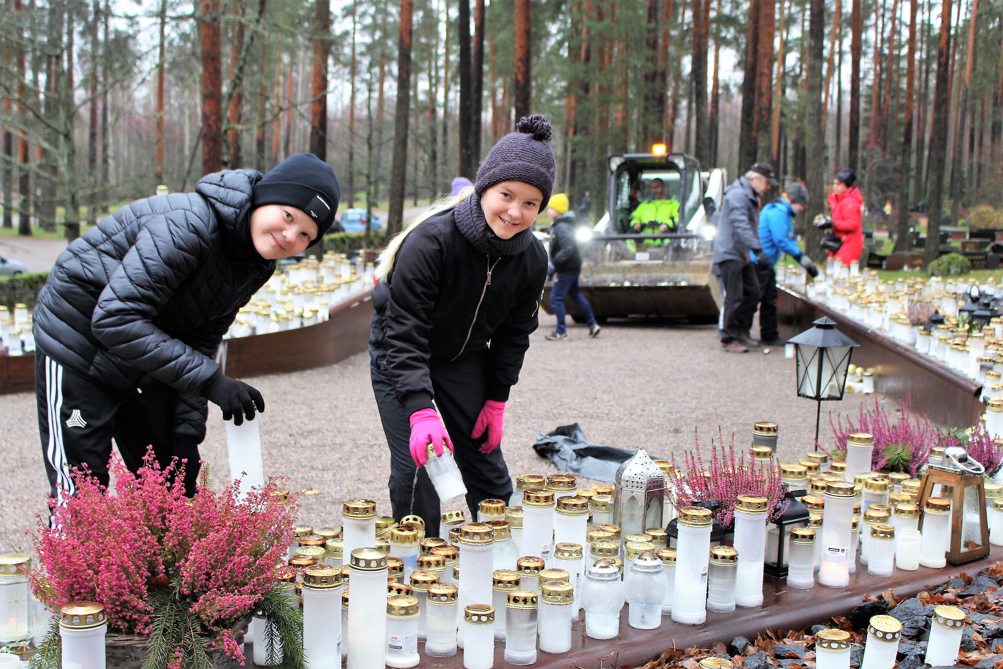 Mankalan koulun kuudesluokkalaiset keräsivät kynttilöitä haudoilya.