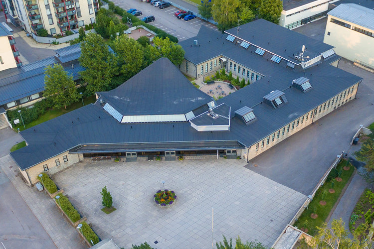 Järvenpään seurakuntatalo ilmasta kuvattuna
