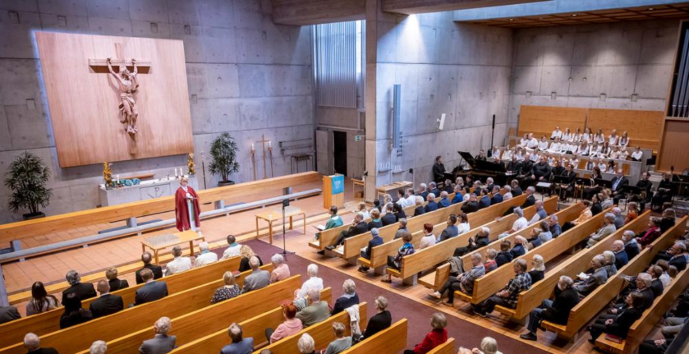 Ihmisiä Järvenpään kirkossa