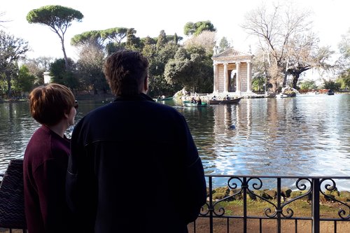 Kuoronuoripari Määttä nauttii Villa Borghesen puiston talvisesta lämmöstä.