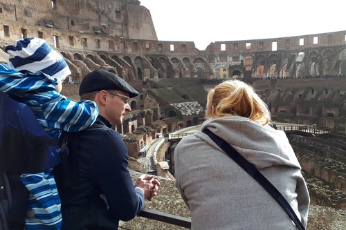 Kuorolapsi Niemelä laajentaa historiallista perspektiiviään Colosseumilla.
