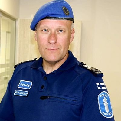 Ikkuna Palestiinaan Mies katselee kaupunkimaisemaa.