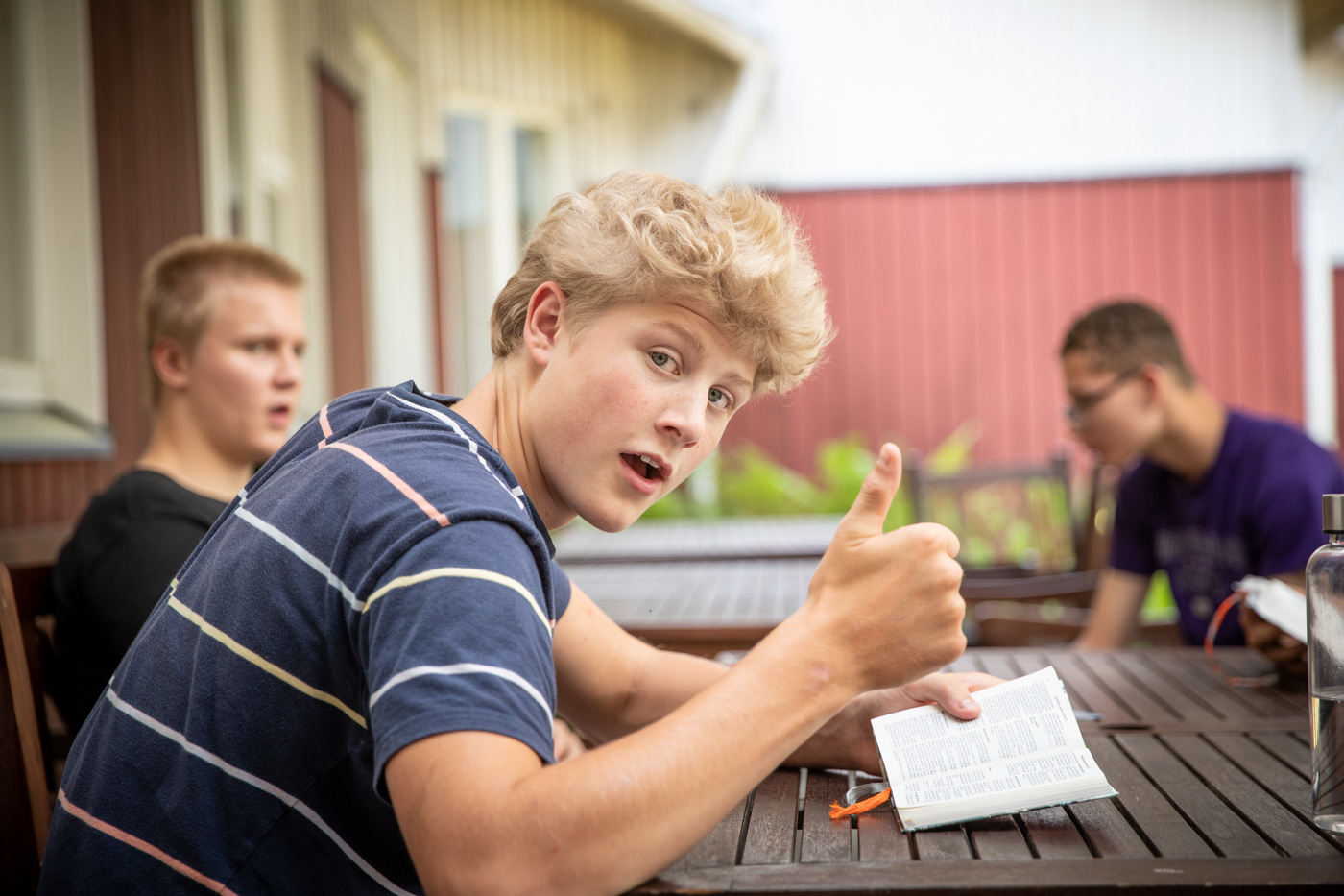 Poika näyttää peukkua.