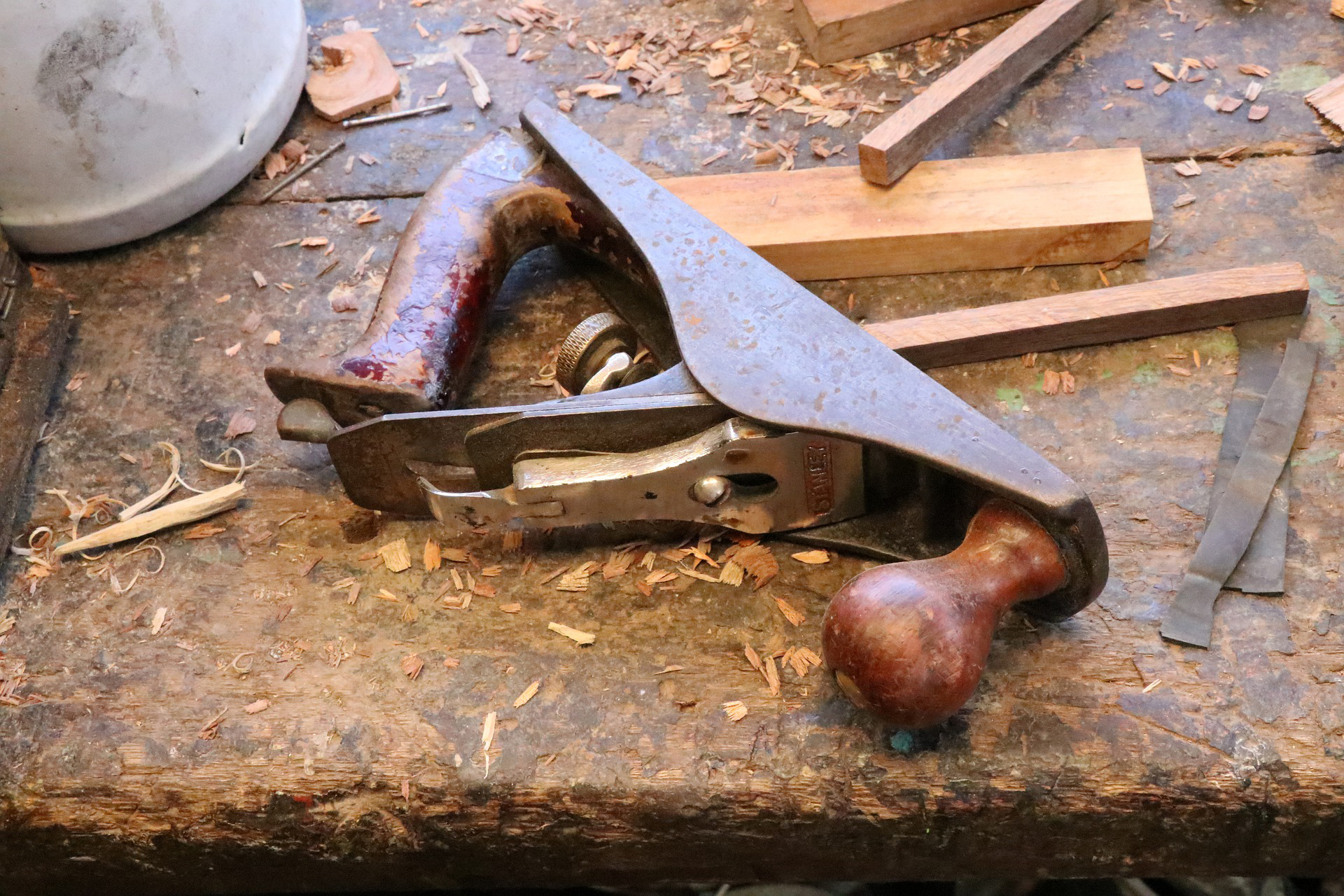 Höylä ja työkaluja vanhalla puupöydällä.