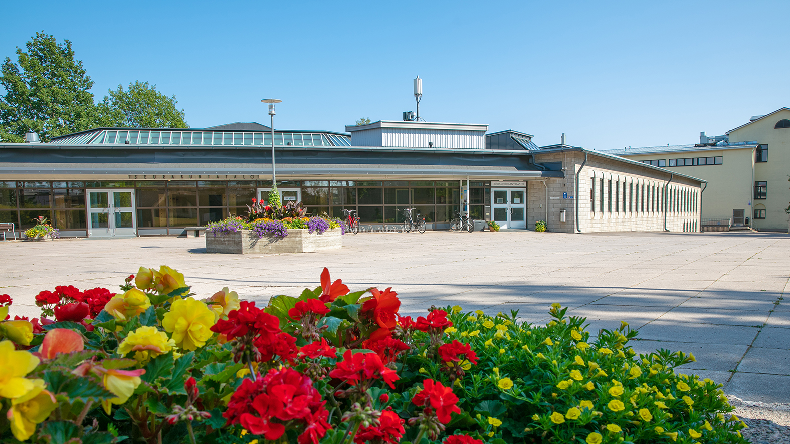Seurakuntatalo Järvenpään seurakuntatalon edustalla on kukkaistutuksia.