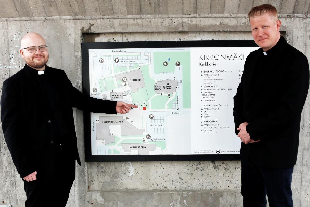 Juha Lavapuro vasemmalla ja Antti Tuononen oikealla. Uudet papit kartan äärellä.