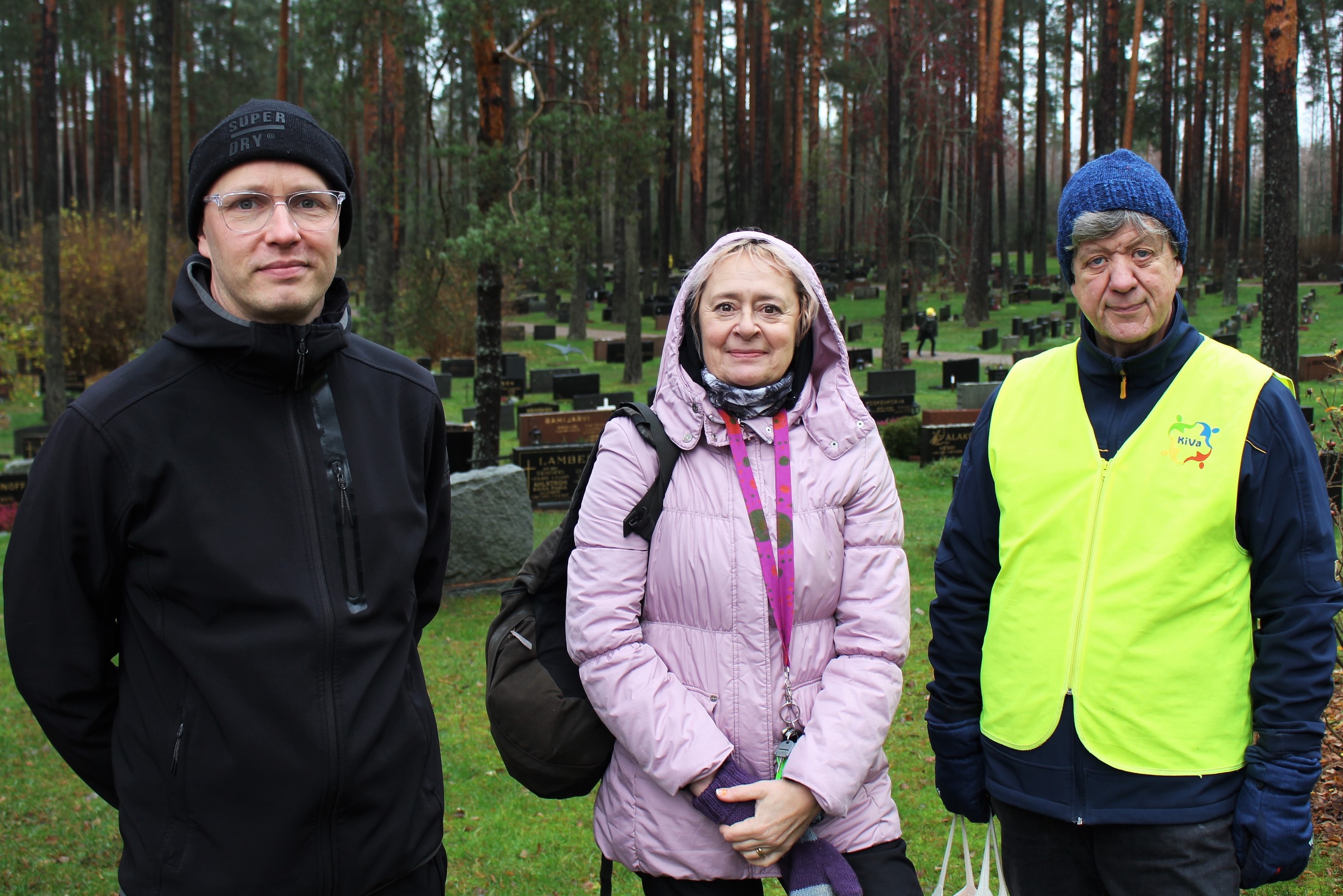 Mankalan koulun opettajat Heikki Hapuoja vasemmalla, Airi Halme ja Jarmo Mäenpää. 
