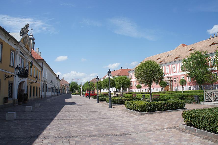 Kävelykatu Vácin keskustassa.