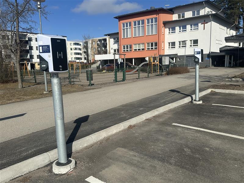 Sähköautojen latauksen hinta laskee kirkonmäellä