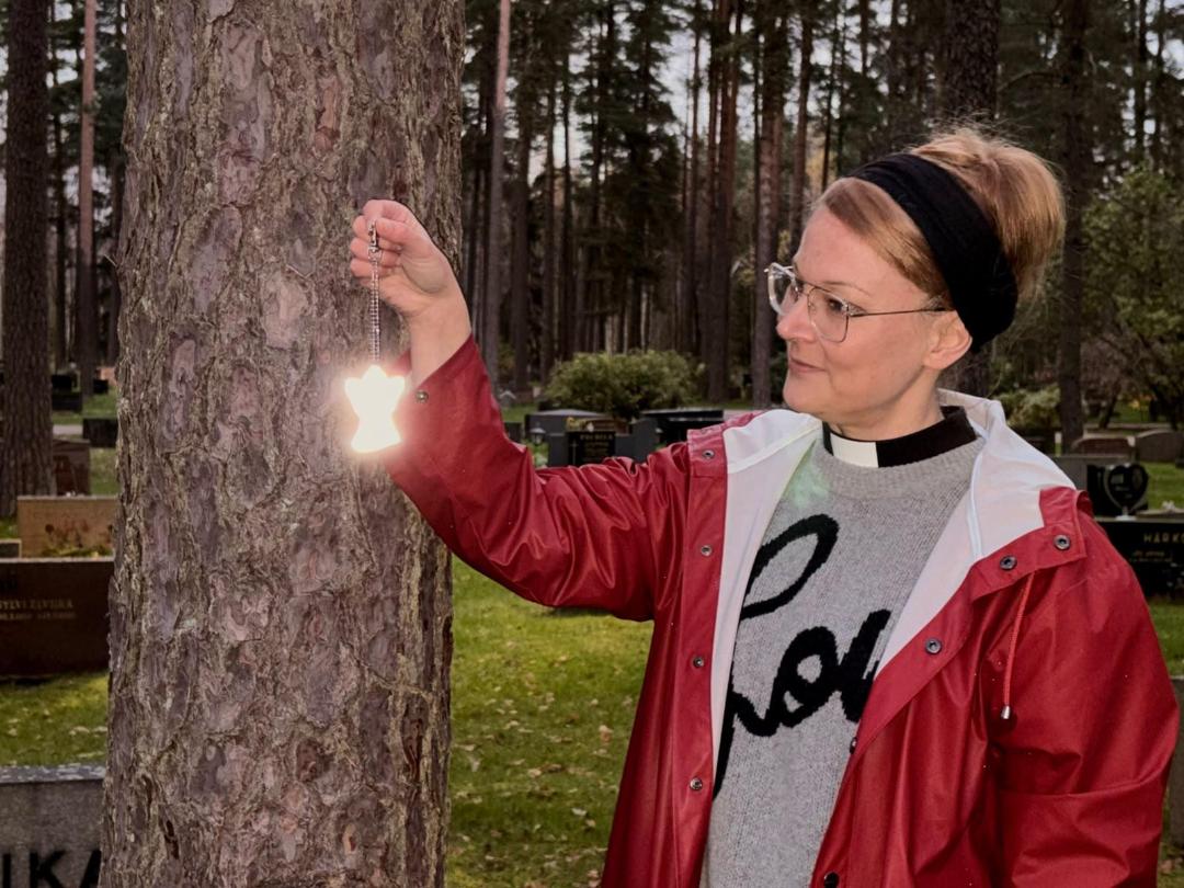 Pyhäinpäivä lähestyy - Enkelipolku hautausmaalla